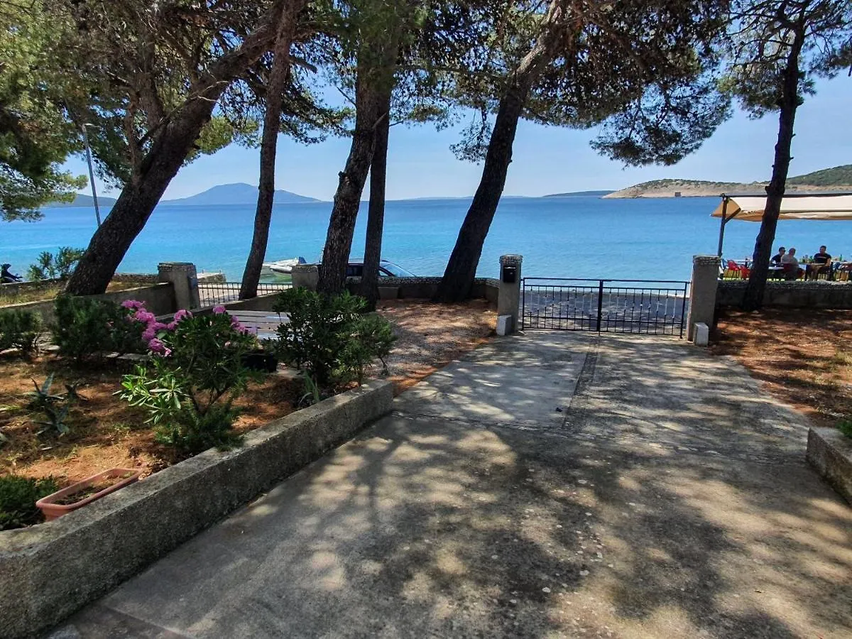 Sidus Maris, Spacious Seaside Apartment With Free Parking Martinscica