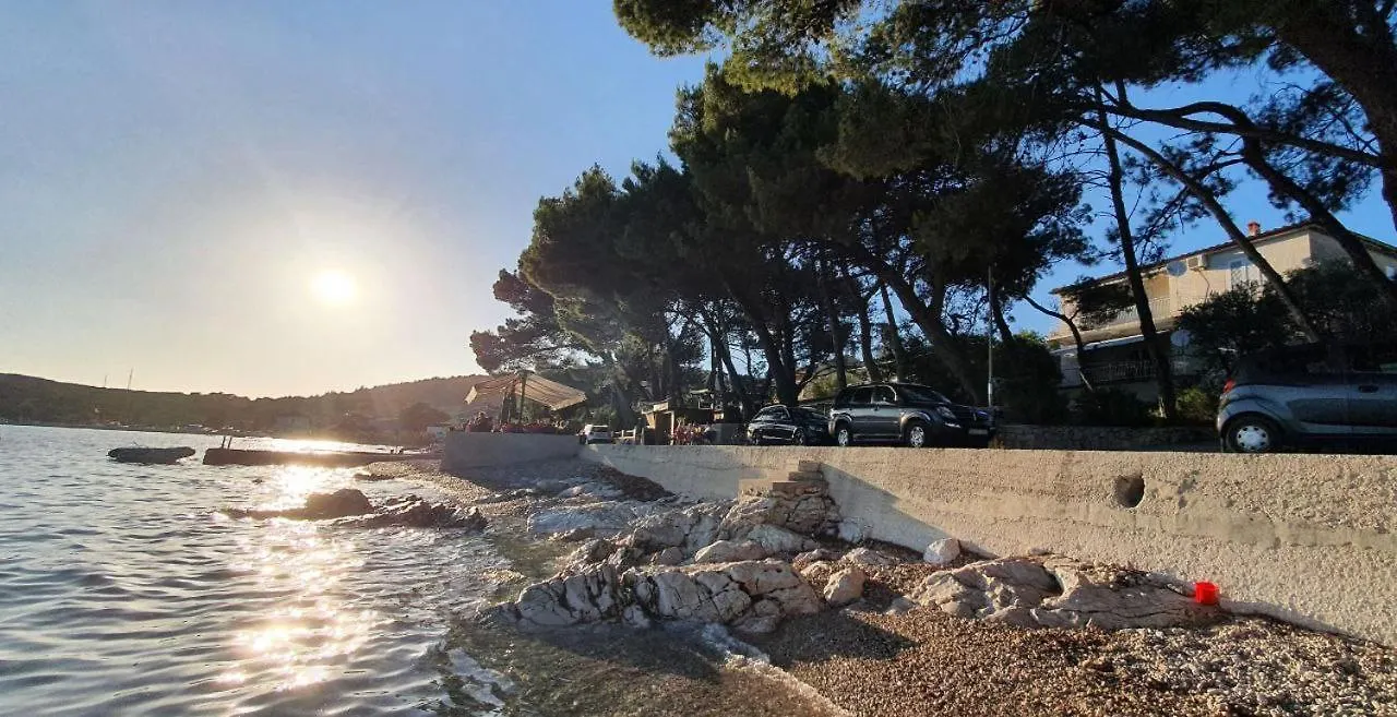 Sidus Maris, Spacious Seaside Apartment With Free Parking Martinscica