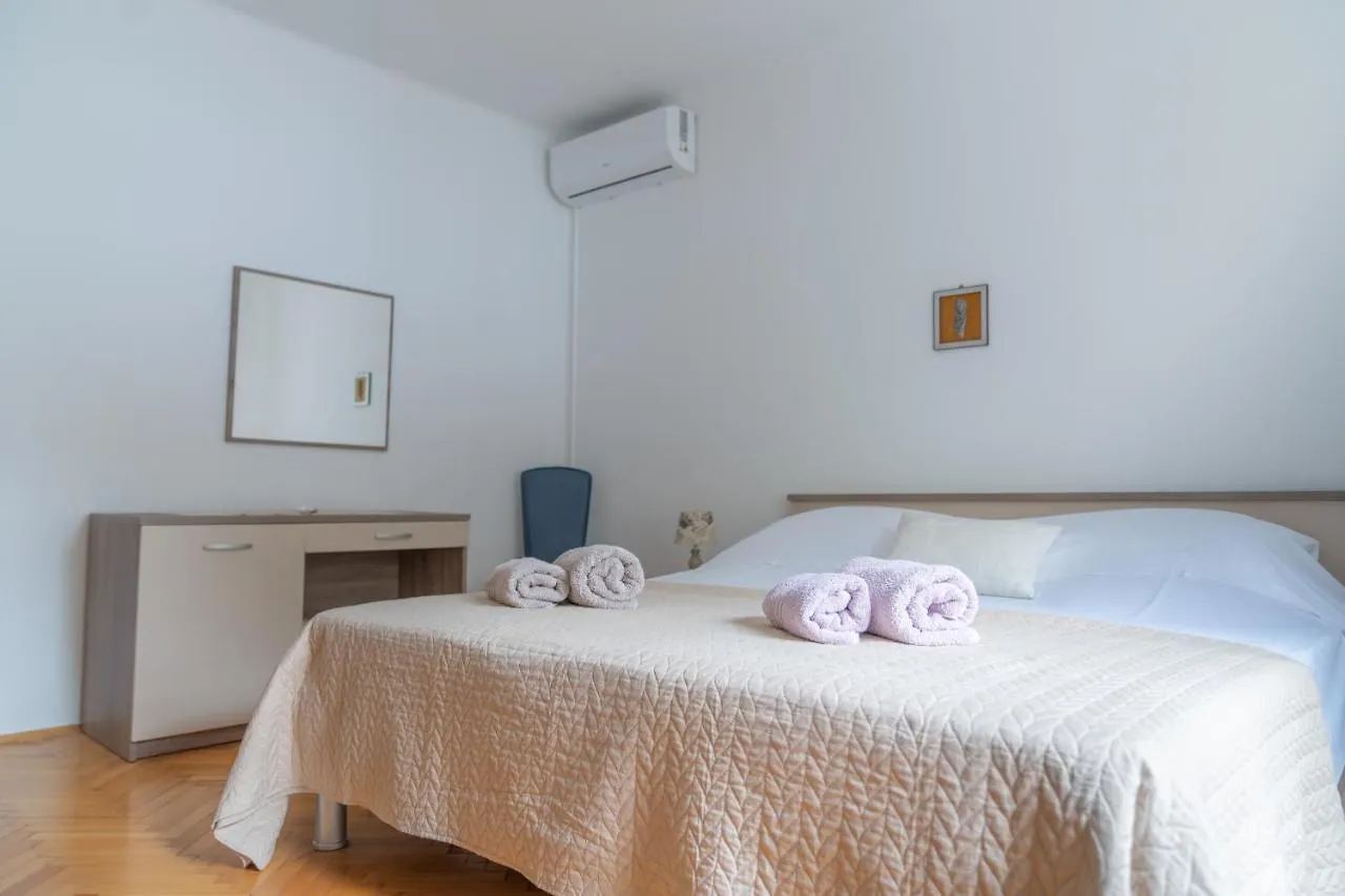 Sidus Maris, Spacious Seaside Apartment With Free Parking Martinscica