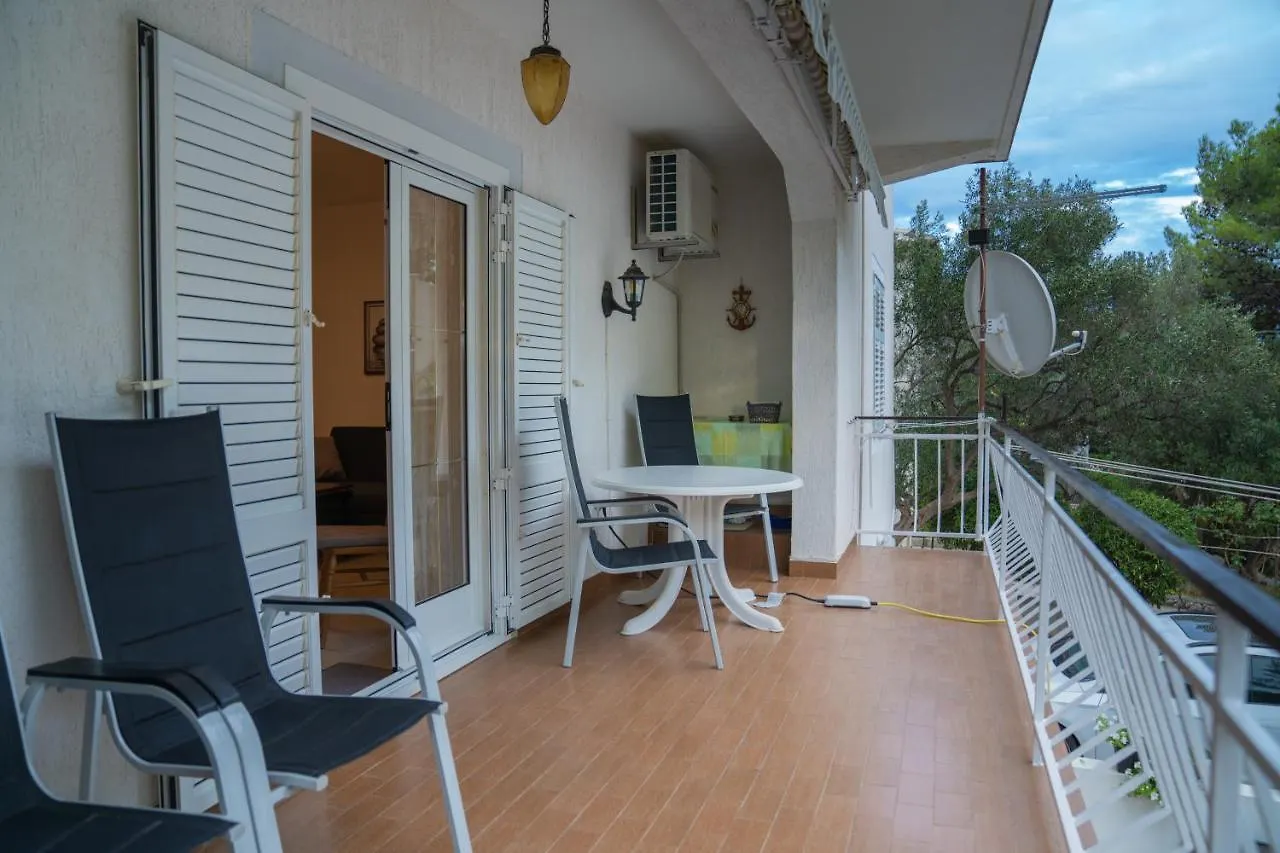 Sidus Maris, Spacious Seaside Apartment With Free Parking Martinscica