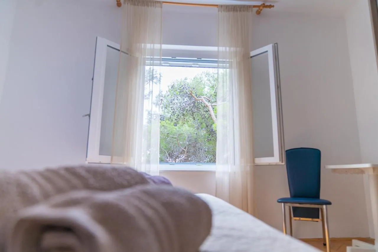Sidus Maris, Spacious Seaside Apartment With Free Parking Martinscica  Croatia