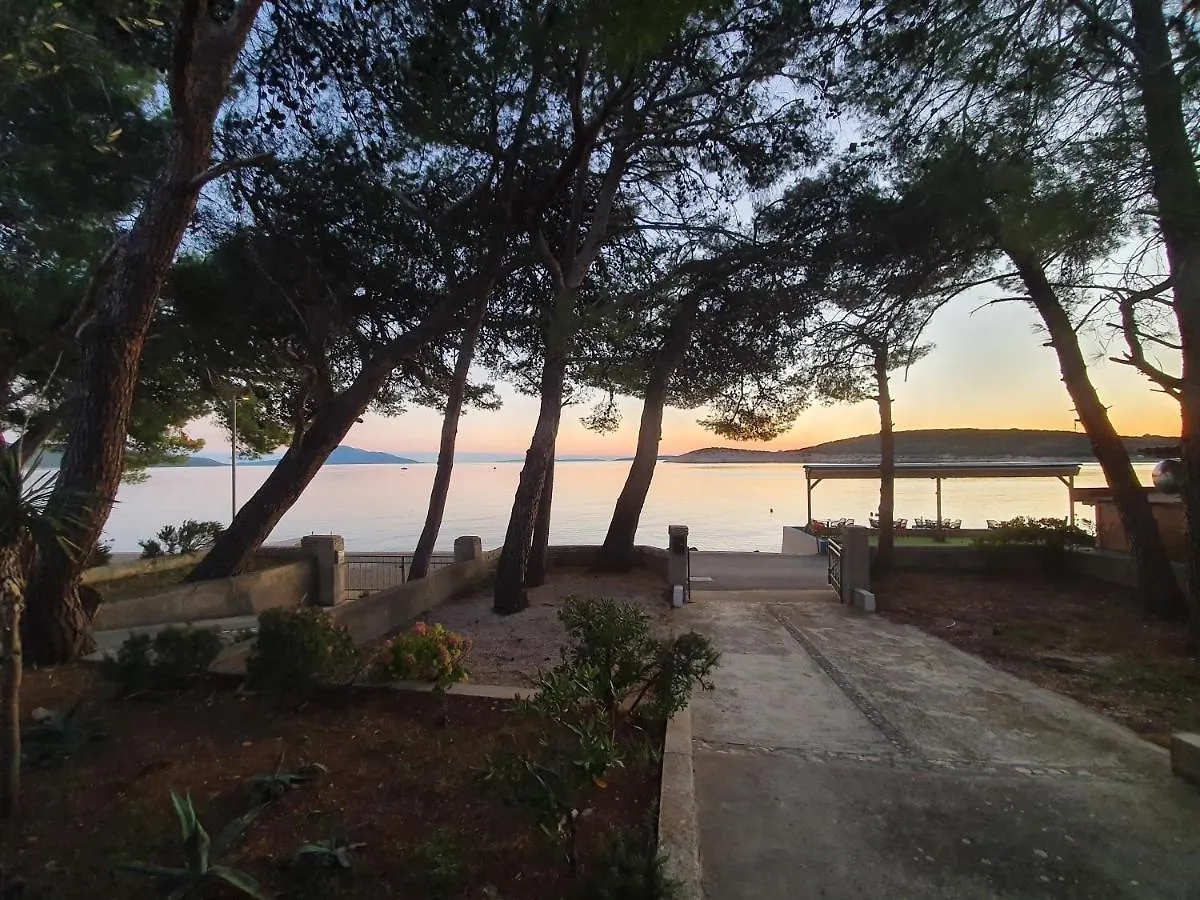 Sidus Maris, Spacious Seaside Apartment With Free Parking Martinscica  Croatia