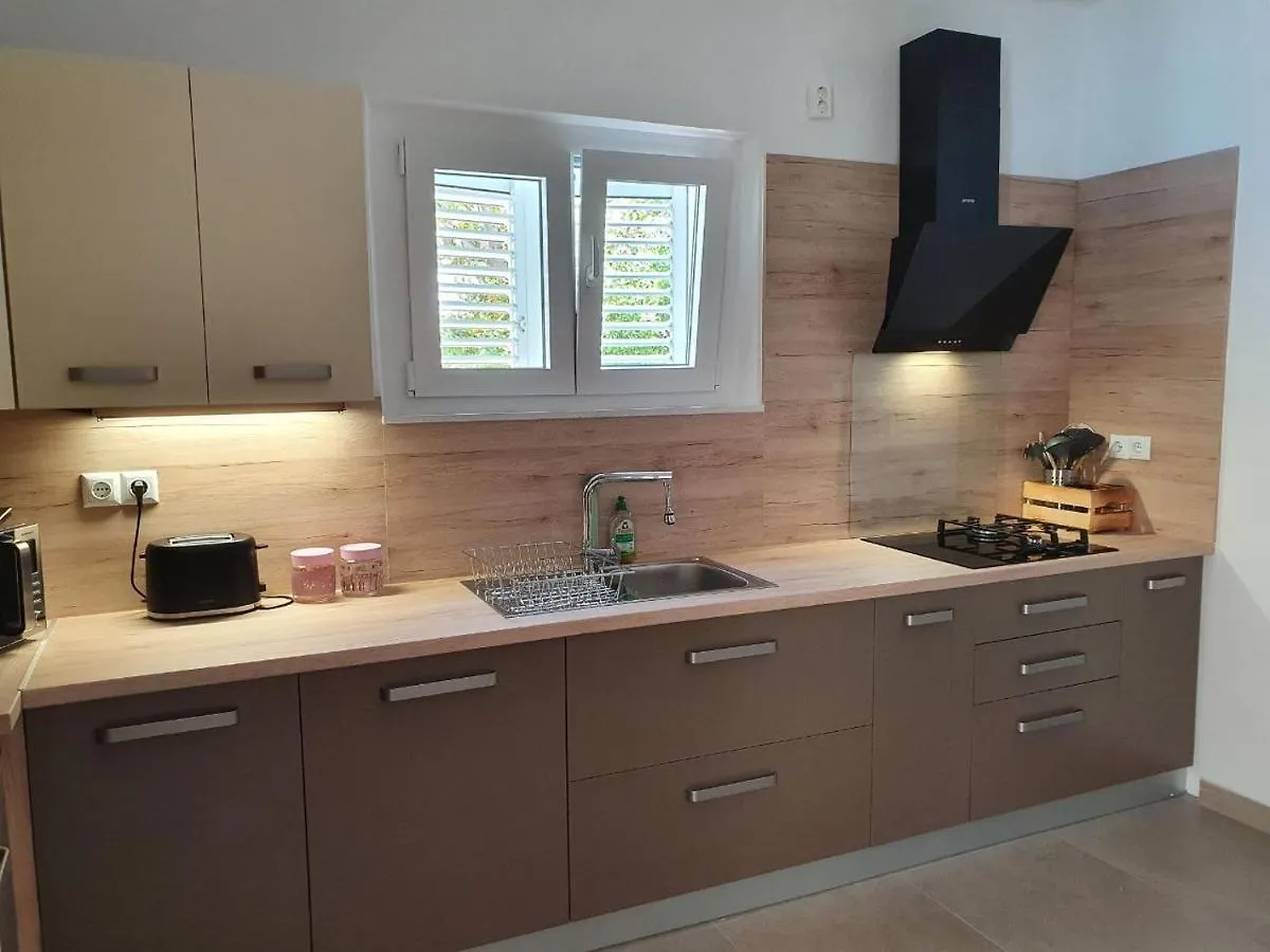 Sidus Maris, Spacious Seaside Apartment With Free Parking Martinscica