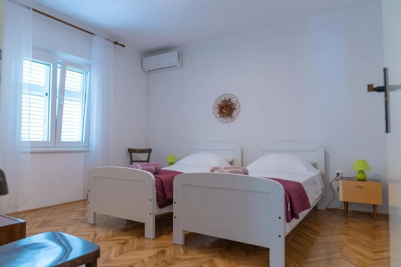 Sidus Maris, Spacious Seaside Apartment With Free Parking Martinscica  Croatia